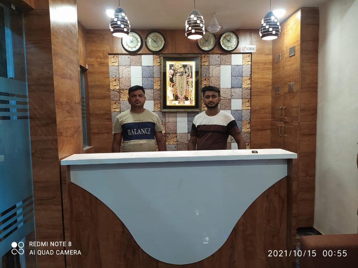 Hotel Red Rose Vadodara Esterno foto
