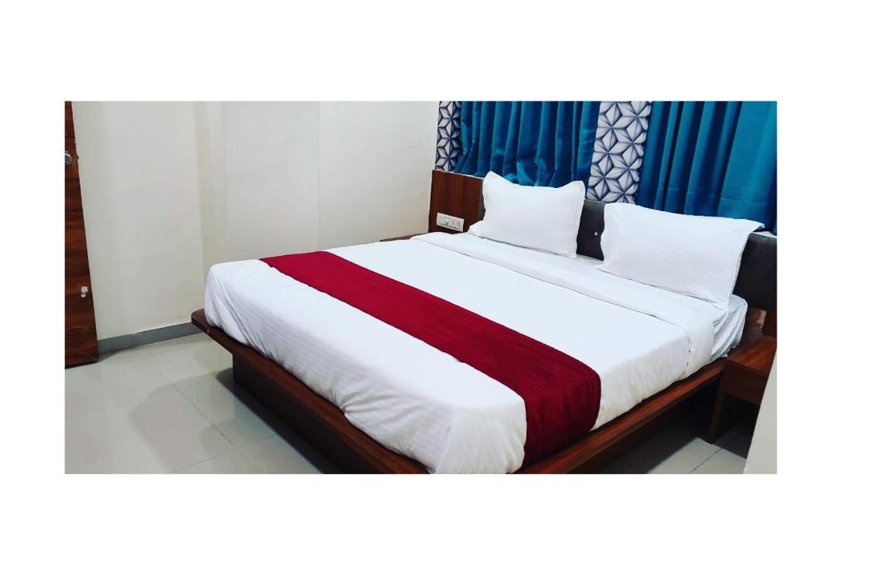 Hotel Red Rose Vadodara Esterno foto