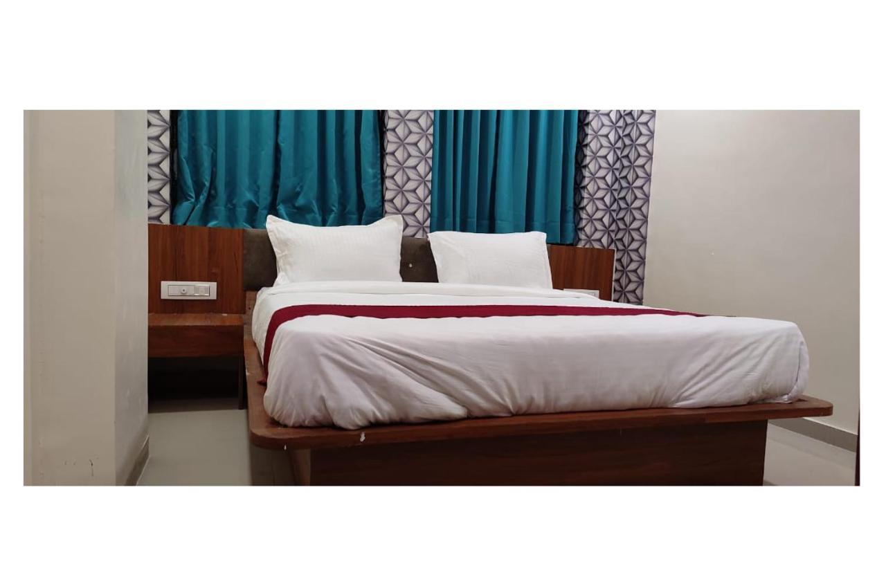 Hotel Red Rose Vadodara Esterno foto