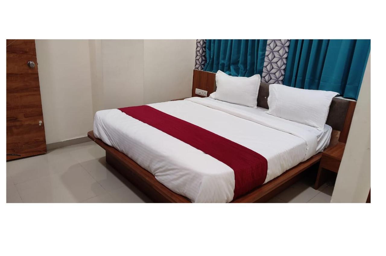Hotel Red Rose Vadodara Esterno foto