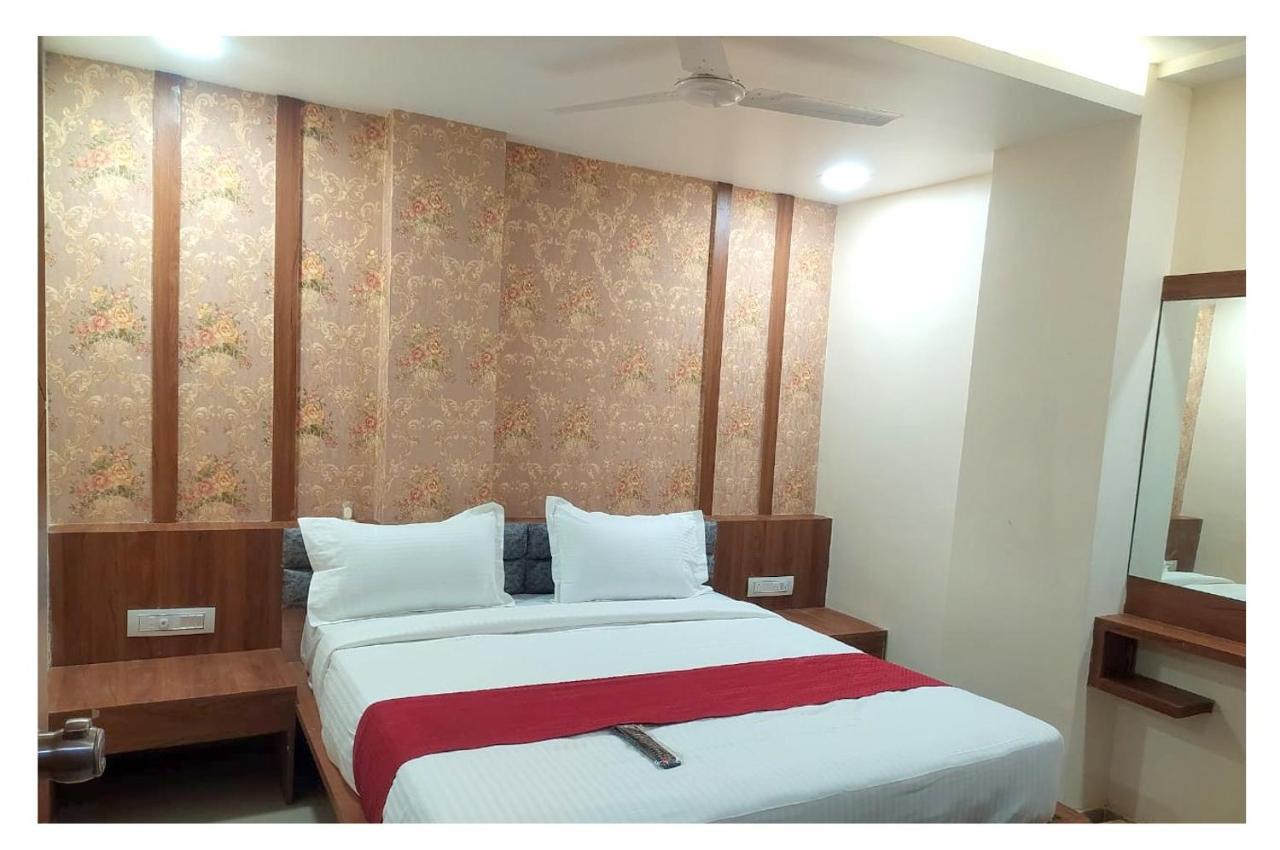 Hotel Red Rose Vadodara Esterno foto