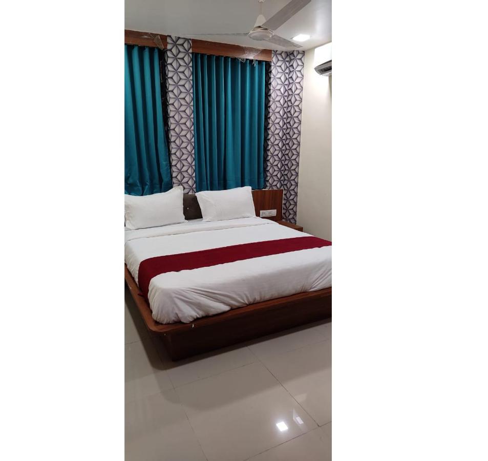 Hotel Red Rose Vadodara Esterno foto